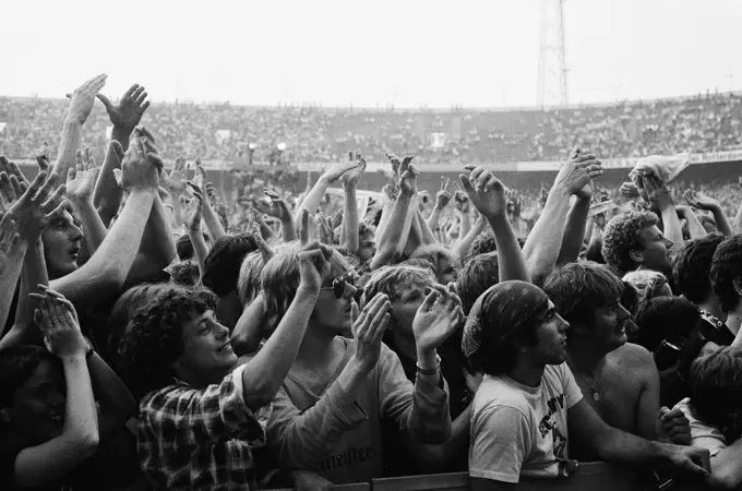 Anefo photo collection. Action rolling stones in the Feijenoord stadium, Rotterdam; Stones fans. 2 June 1982. Rotterdam, South Holland