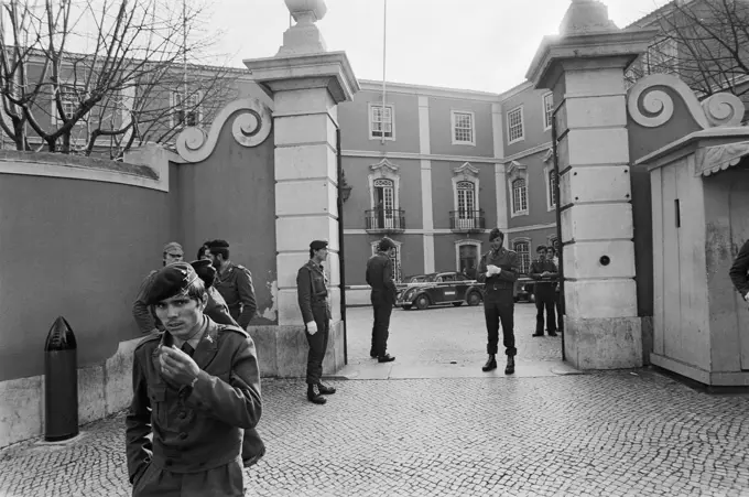 Anefo photo collection. Portugal, politics, street images etc.; Entrance building MFA soldiers. 11 February 1975. Portugal