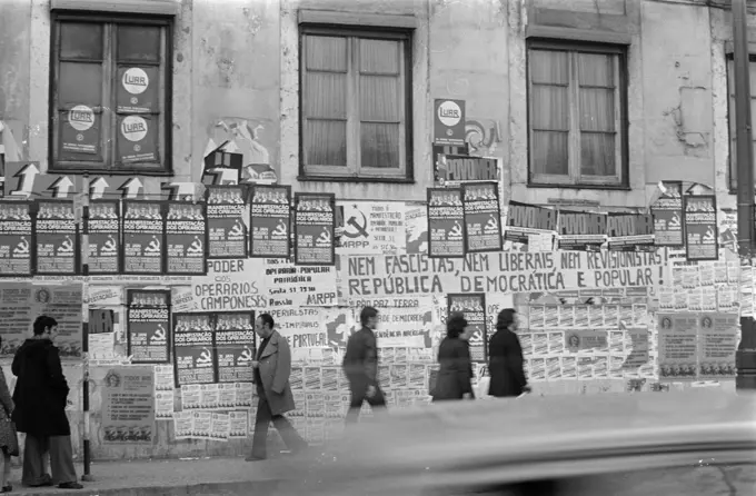 Anefo photo collection. Portugal, politics, street images etc.; Lights of political parties on the street with posters. 11 February 1975. Portugal