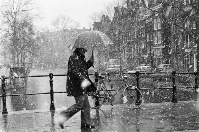 Anefo photo collection. Winter in Amsterdam; Snow shower in Amsterdam. March 17, 1975. Amsterdam, Noord-Holland