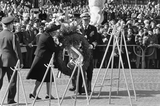 Anefo photo collection. Remembrance Day on Dam Square in Amsterdam. Queen Juliana and Prince Bernhard at the wreaths. May 4, 1975. Amsterdam, Noord-Holland