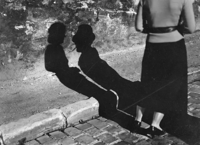 Poll photo collection. Report Paris. Shadows on the sidewalk. 1935. France, Paris