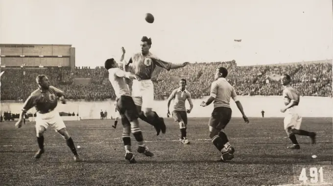 KNVB photo collection. Netherlands in the attack. Leo Ghering wins a headcloth. Links Jan Elfring, right Wout Buitenweg.nederland - Uruguay (0-2), played on 30 May 1928 at the Olympic Stadium in Amsterdam during the Olympic Games .. May 30, 1928. Amsterdam, Noord-Holland