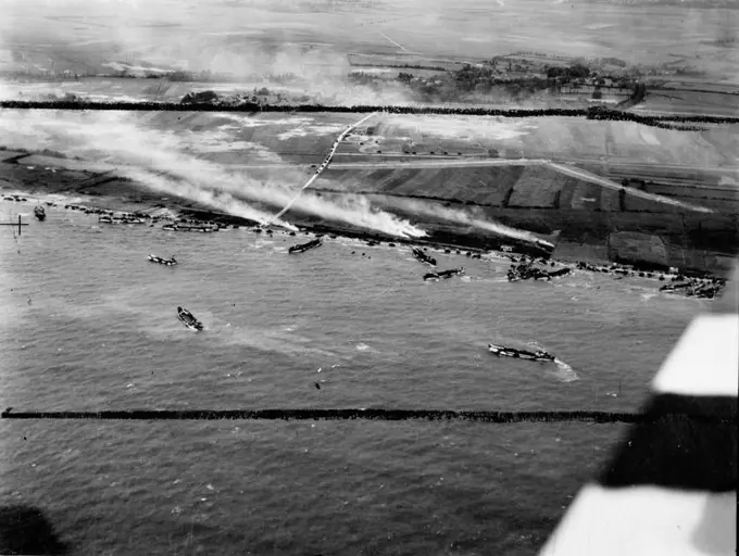 D-day - British Forces during the Invasion of Normandy 6 June 1944 Aerial oblique photo of the junction of King Red and King Green beaches, Gold assault area, during the landing of 50th Infantry Division, 6 June 1944. The Mont Fleury battery (WN 35a) and an anti-tank ditch are visible in front of the village of Ver-sur-Mer.