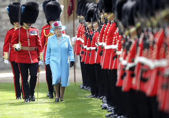 Queen presents colours to 1st Battalion Irish Guards