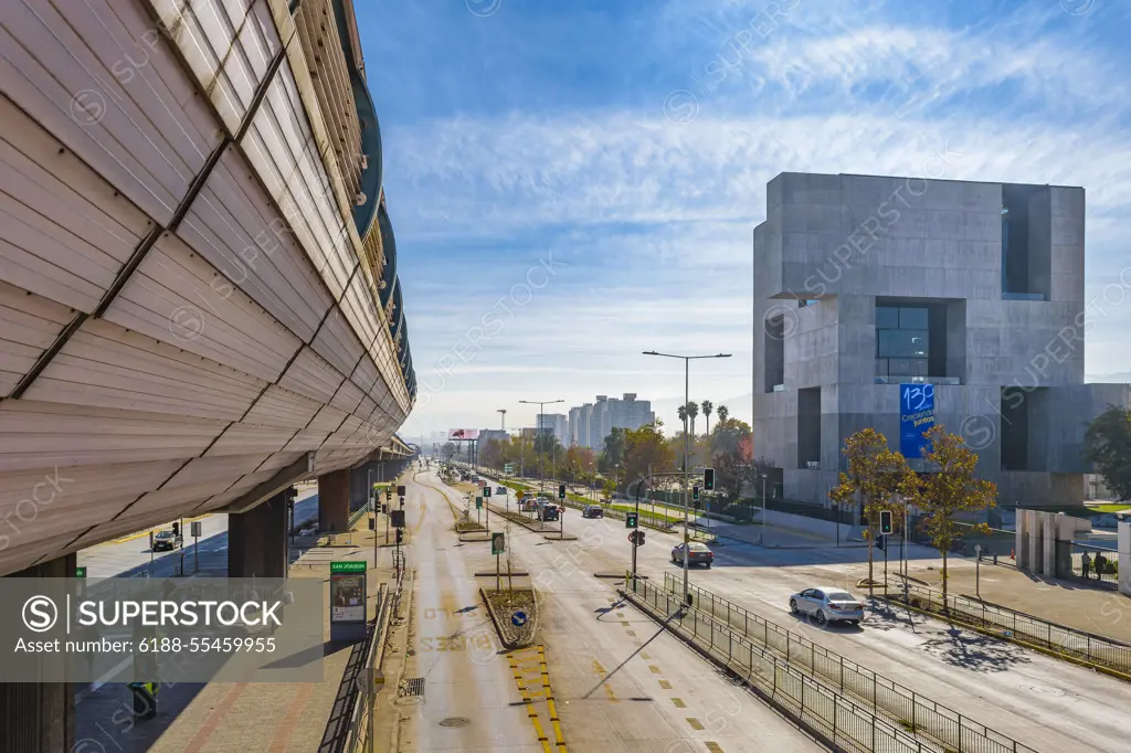 Metro Line Exterior, Santiago de Chile SANTIAGO DE CHILE, CHILE, MAY - 2018 - Joaquin metro train and brutalism style building at santiago de chile city, chile Copyright: xZoonar.com/DanielxFerreira-LeitesxCiccarinox 13436333