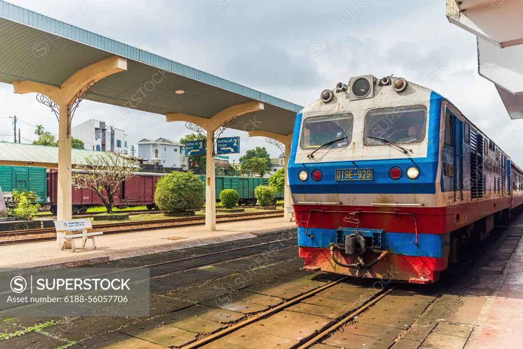 HUE, VIETNAM - JANUARY 6, 2024: Vietnam railways train entering a train station in Hue. Vietnam railways train running in Hue Vietnam *** HUE, VIETNAM 6. JANUAR 2024 Vietnamesischer Eisenbahnzug bei der Einfahrt in einen Bahnhof in Hue Vietnamesischer Eisenbahnzug bei der Fahrt in Hue Vietnam Copyright: xx