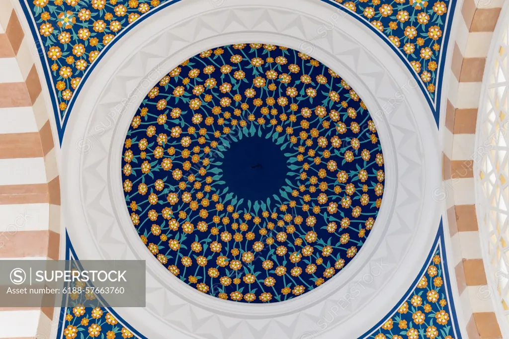 Mosque dome decorations inside Camlica mosque, Istanbul, Turkey Istanbul, Turkey - March 2023: Mosque dome ceiling decorations inside Camlica mosque, Istanbul, Turkey. Camlica mosque is the largest mosque in Turkey Copyright: xZoonar.com/DaixNtx 21272786