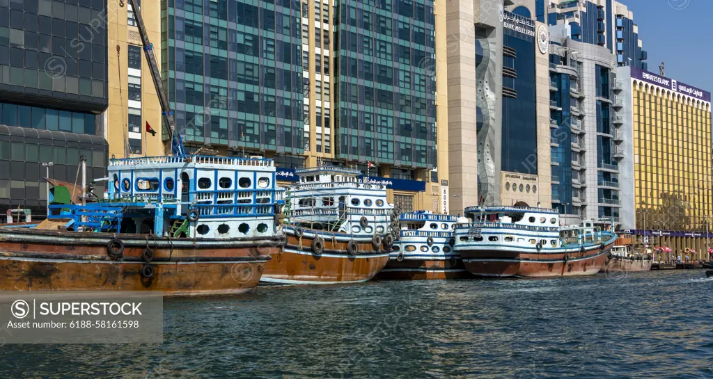 Skyline und Boote am Dubai Creek, Dubai, Vereinigte Arabische Emirtae, Naher Osten, Asien *** Skyline and Boats on Dubai Creek, Dubai, United Arabic Emirtae, Near East, Asia 1020924293