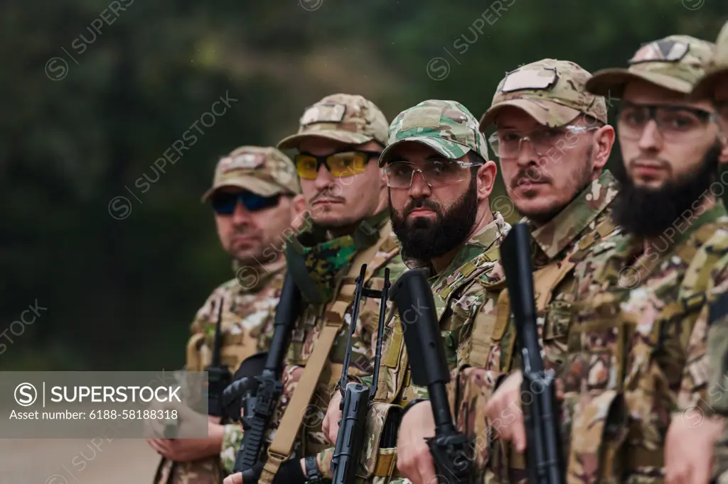 Soldier fighters standing together with guns. Group portrait of US army elite members, private military company servicemen, anti terrorist squad Soldier fighters standing together with guns. Group portrait of US army elite members, private military company servicemen, anti terrorist squad. ,model released, Symbolfoto Copyright: xZoonar.com/BENISxARAPOVICx 21431890 ,model released, Symbolfoto ,property released