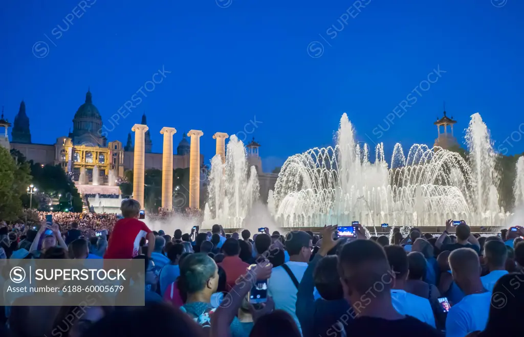 Barcelona, Spain - August 5, 2018: The famous Magic Fountain light show at night. Plaza Espanya in Barcelona, Spain The famous Magic Fountain light show at night. Plaza Espanya in Barcelona, Spain ,model released, Symbolfoto Copyright: xZoonar.com/MikhailxDavidovichx 12933805 ,model released, Symbolfoto ,property released