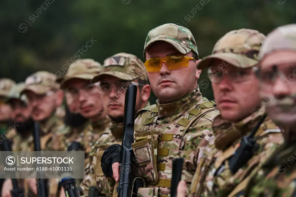 Soldier fighters standing together with guns. Group portrait of US army elite members, private military company servicemen, anti terrorist squad Soldier fighters standing together with guns. Group portrait of US army elite members, private military company servicemen, anti terrorist squad. ,model released, Symbolfoto Copyright: xZoonar.com/BENISxARAPOVICx 21715928 ,model released, Symbolfoto ,property released