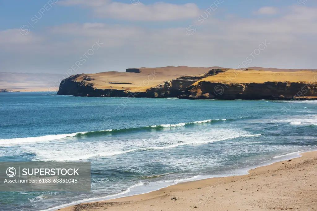 Coast in Peru Deserted coastline landscapes in Pacific ocean, Peru, South America Copyright: xZoonar.com/GalynaxAndrushkox 15103753