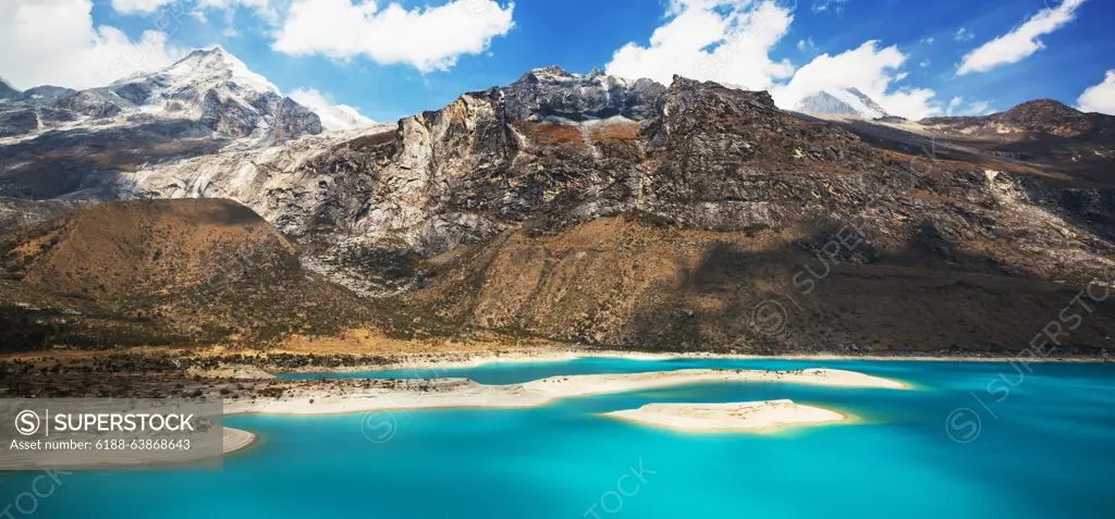 Die Cordillera Blanca in den nördlichen Anden Perus ist mit einer Länge von 180 km und über 50 Bergen über 5700 m die höchste Gebirgskette des amerikanischen Kontinents Beautiful lake Paron in Cordillera Blanca, Peru, South America ,model released, Symbolfoto Copyright: xZoonar.com/GalynaxAndrushkox 20944844 ,model released, Symbolfoto ,property released