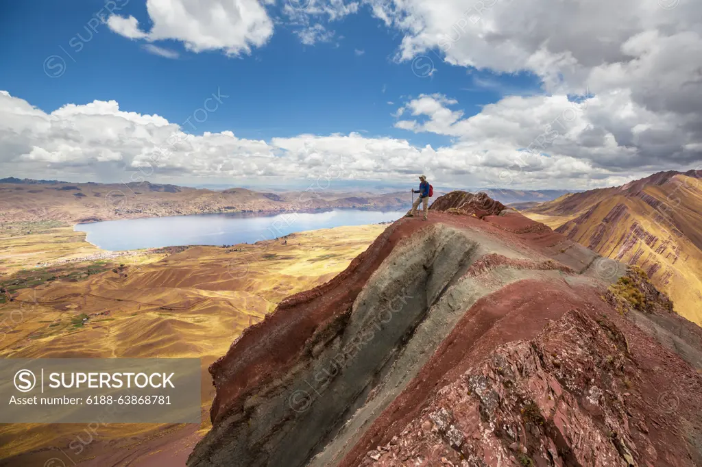 Die Regenbogen-Berge im Pallay Puncho Apu Tacllo or Sharp Pointed Hill, Peru Hiker in Pallay Poncho, alternative Rainbow mountains ,model released, Symbolfoto Copyright: xZoonar.com/GalynaxAndrushkox 20989501 ,model released, Symbolfoto ,property released