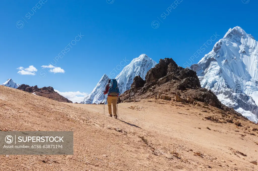 Wanderung in den spektakulären Andenlandschaften Perus, Suedamerika Hiker in Cordillera mountains, Peru, South America ,model released, Symbolfoto Copyright: xZoonar.com/GalynaxAndrushkox 21471576 ,model released, Symbolfoto ,property released