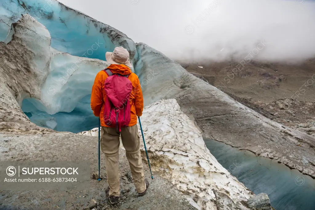 Gletschergebiet in der Cordillera Blanca, der höchsten Gebirgskette in Peru Hiker among icederg in higest lake. Cerro San Lorenzo, Argentina ,model released, Symbolfoto Copyright: xZoonar.com/GalynaxAndrushkox 21943219 ,model released, Symbolfoto ,property released