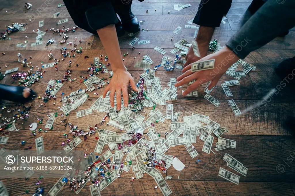 Several pairs of hands pick up dollar bills from the floor Several pairs of hands pick up dollar bills from the floor. Concept money rule the world. ,model released, Symbolfoto Copyright: xZoonar.com/OleksiixHrecheniukx 15297701 ,model released, Symbolfoto ,property released