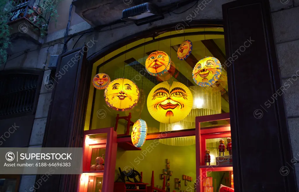 The luminous window of a toy shop BARCELONA - MAY 23: The luminous window of a toy shop in the evening on May, 23, 2012 in Barcelona, Spain. ,model released, Symbolfoto ,property released Copyright: xZoonar.com/DanilxRoudenkox 3864004 ,model released, Symbolfoto ,property released