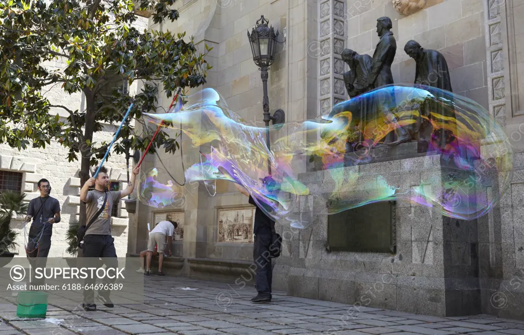 Soap bubbles performance in Barcelona. BARCELONA, SPAIN - MAY 23: Soap bubbles performance in the Gothic Quarter Barri Gotic on May, 23, 2012 in Barcelona, Spain. ,model released, Symbolfoto ,property released Copyright: xZoonar.com/DanilxRoudenkox 4456438 ,model released, Symbolfoto ,property released