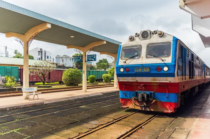 HUE, VIETNAM - JANUARY 6, 2024: Vietnam railways train entering a train station in Hue. Vietnam railways train running in Hue Vietnam *** HUE, VIETNAM 6. JANUAR 2024 Vietnamesischer Eisenbahnzug bei der Einfahrt in einen Bahnhof in Hue Vietnamesischer Eisenbahnzug bei der Fahrt in Hue Vietnam Copyright: xx