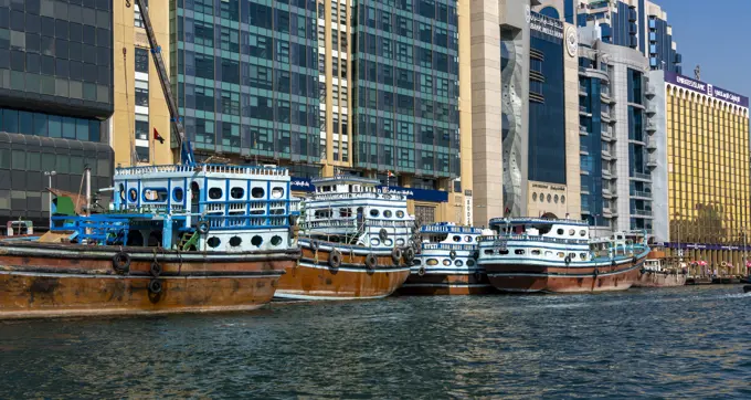 Skyline und Boote am Dubai Creek, Dubai, Vereinigte Arabische Emirtae, Naher Osten, Asien *** Skyline and Boats on Dubai Creek, Dubai, United Arabic Emirtae, Near East, Asia 1020924293