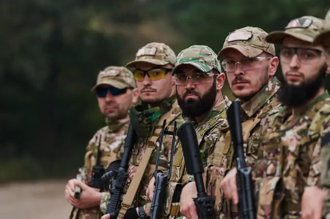 Soldier fighters standing together with guns. Group portrait of US army elite members, private military company servicemen, anti terrorist squad Soldier fighters standing together with guns. Group portrait of US army elite members, private military company servicemen, anti terrorist squad. ,model released, Symbolfoto Copyright: xZoonar.com/BENISxARAPOVICx 21431890 ,model released, Symbolfoto ,property released