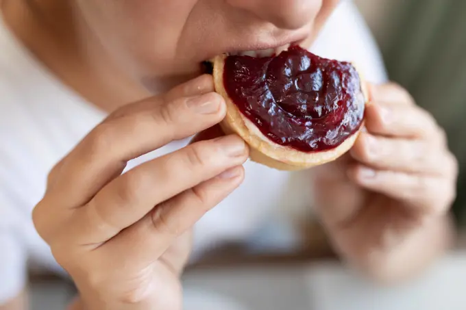 a young woman overeats on sweets while on a diet. eating disorder a young woman overeats on sweets while on a diet. eating disorder. ,model released, Symbolfoto Copyright: xZoonar.com/IvanxTraimakx 21581392 ,model released, Symbolfoto ,property released