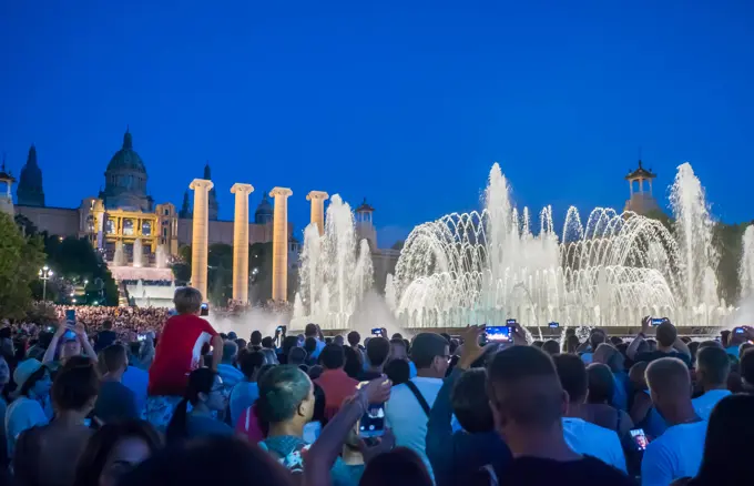 Barcelona, Spain - August 5, 2018: The famous Magic Fountain light show at night. Plaza Espanya in Barcelona, Spain The famous Magic Fountain light show at night. Plaza Espanya in Barcelona, Spain ,model released, Symbolfoto Copyright: xZoonar.com/MikhailxDavidovichx 12933805 ,model released, Symbolfoto ,property released