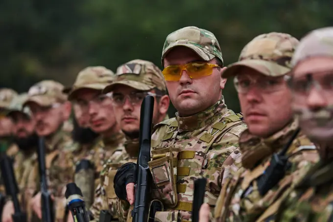 Soldier fighters standing together with guns. Group portrait of US army elite members, private military company servicemen, anti terrorist squad Soldier fighters standing together with guns. Group portrait of US army elite members, private military company servicemen, anti terrorist squad. ,model released, Symbolfoto Copyright: xZoonar.com/BENISxARAPOVICx 21715928 ,model released, Symbolfoto ,property released