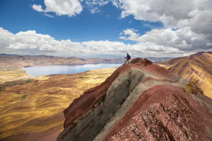 Die Regenbogen-Berge im Pallay Puncho Apu Tacllo or Sharp Pointed Hill, Peru Hiker in Pallay Poncho, alternative Rainbow mountains ,model released, Symbolfoto Copyright: xZoonar.com/GalynaxAndrushkox 20989501 ,model released, Symbolfoto ,property released