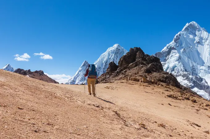 Wanderung in den spektakulären Andenlandschaften Perus, Suedamerika Hiker in Cordillera mountains, Peru, South America ,model released, Symbolfoto Copyright: xZoonar.com/GalynaxAndrushkox 21471576 ,model released, Symbolfoto ,property released