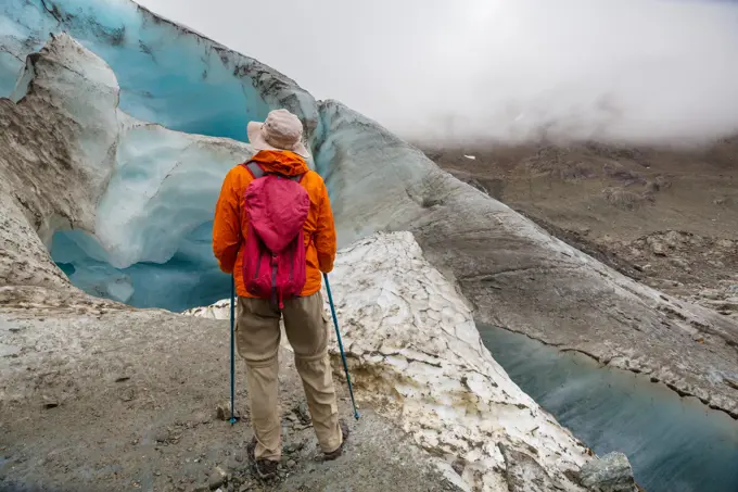 Gletschergebiet in der Cordillera Blanca, der höchsten Gebirgskette in Peru Hiker among icederg in higest lake. Cerro San Lorenzo, Argentina ,model released, Symbolfoto Copyright: xZoonar.com/GalynaxAndrushkox 21943219 ,model released, Symbolfoto ,property released