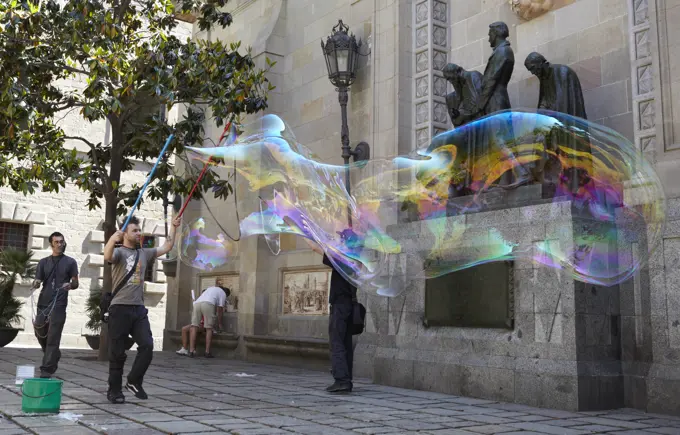 Soap bubbles performance in Barcelona. BARCELONA, SPAIN - MAY 23: Soap bubbles performance in the Gothic Quarter Barri Gotic on May, 23, 2012 in Barcelona, Spain. ,model released, Symbolfoto ,property released Copyright: xZoonar.com/DanilxRoudenkox 4456438 ,model released, Symbolfoto ,property released