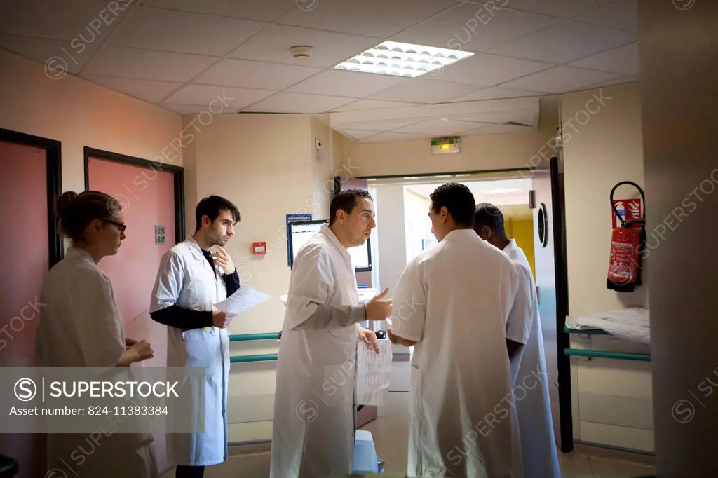 Reportage in the orthopedic service of robert bellanger hospital in france. the head of the service visits patients with the whole team.