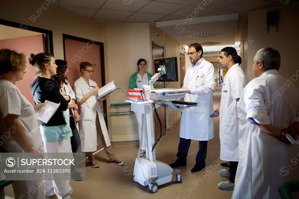 Reportage in the orthopedic service of robert bellanger hospital in france. the head of the service visits patients with the whole team.