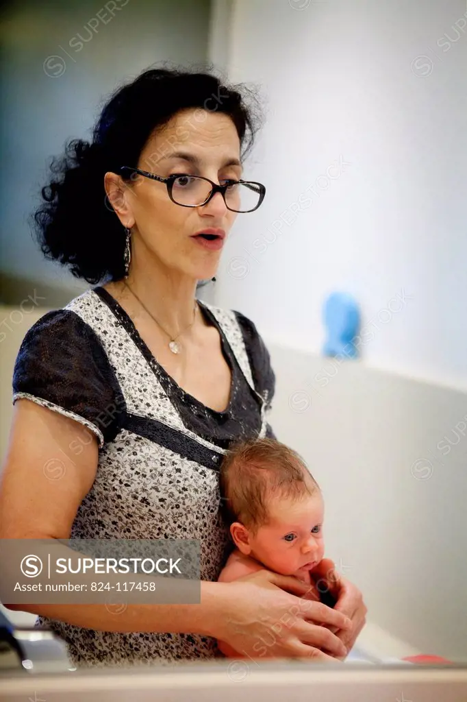 Reportage alongside Sonia Rochel, a pediatric nursing assistant in Paris, France, who has developed a unique approach to bathing : Thalasso Baby Bath ...