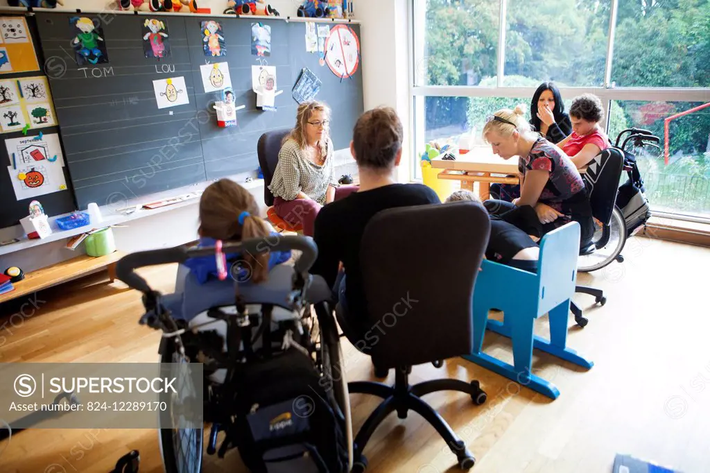 Reportage at the Clair Bois-Chambésy school and home, in Switzerland. This foundation offers a structure to welcome children from 1 to 12 years old, s...