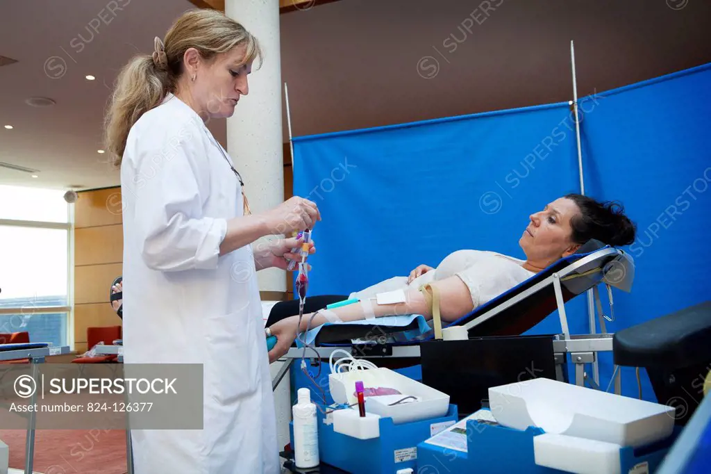 Reportage in a mobile blood donation unit run by EFS (the French Blood Establishment) in Puteaux, France. A team of nurses collect blood.