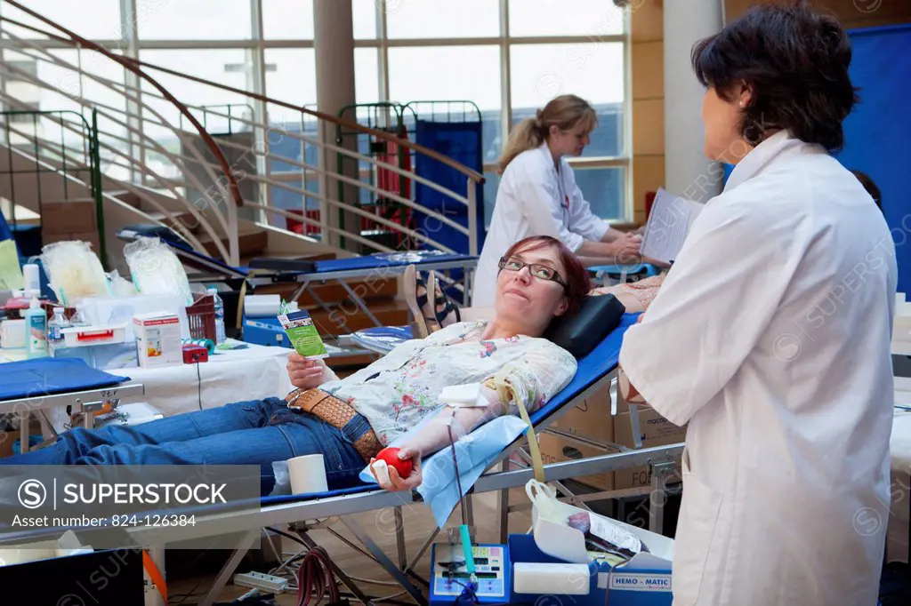 Reportage in a mobile blood donation unit run by EFS (the French Blood Establishment) in Puteaux, France. A team of nurses collect blood.