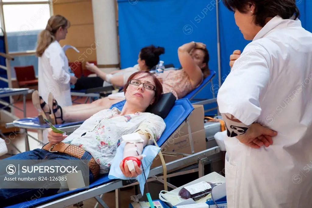 Reportage in a mobile blood donation unit run by EFS (the French Blood Establishment) in Puteaux, France. A team of nurses collect blood.