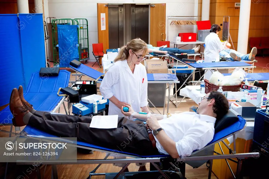 Reportage in a mobile blood donation unit run by EFS (the French Blood Establishment) in Puteaux, France. A team of nurses collect blood.