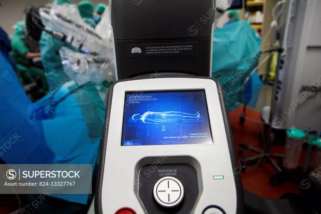 Reportage in an operating theatre during a hysterectomy using the da Vinci robot®. Control screen, when the operation is taking place the robots posi...