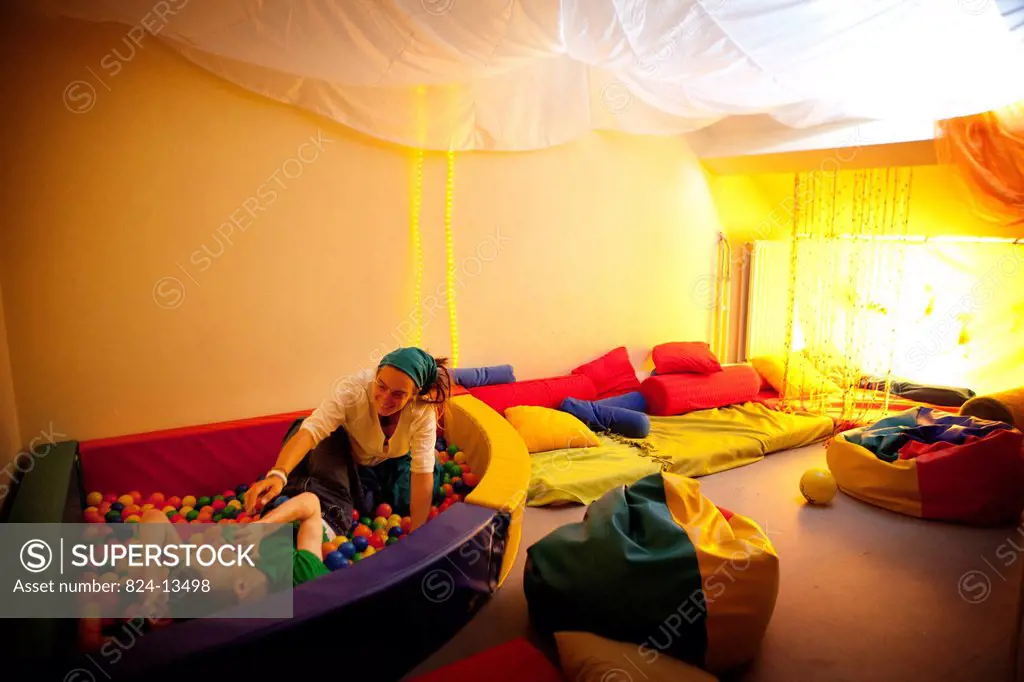 Reportage in a snoezelen room in a residency that houses adult autists in Liège. Rémy, 40, moves around in this multi_sensory environment, which is bo...