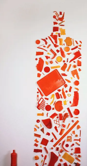Orange Bottle; Flasche Orange. Tony Cragg (b.1949). Found plastic fragments. Executed in 1982. 33 x 9cm and 260 x 81.2cm.